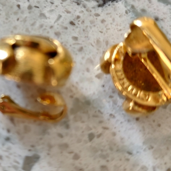 CHANEL Vintage Gold tone Interlocking CC CLIP-ON EARRINGS Authenticity Guarantee - Picture 7 of 9